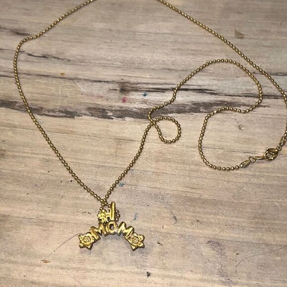 #1 Mom Gold Tone Necklace With Florals Accents - Picture 3 of 6